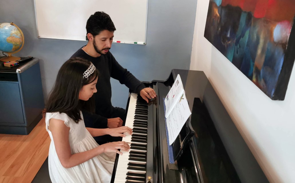Clases de piano con cubrebocas
